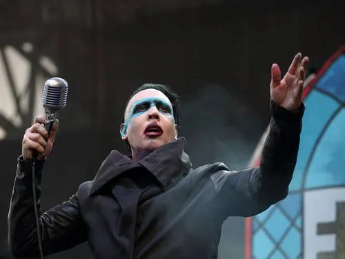 A Marilyn Manson le cae la escenografía encima y…¡la libra!