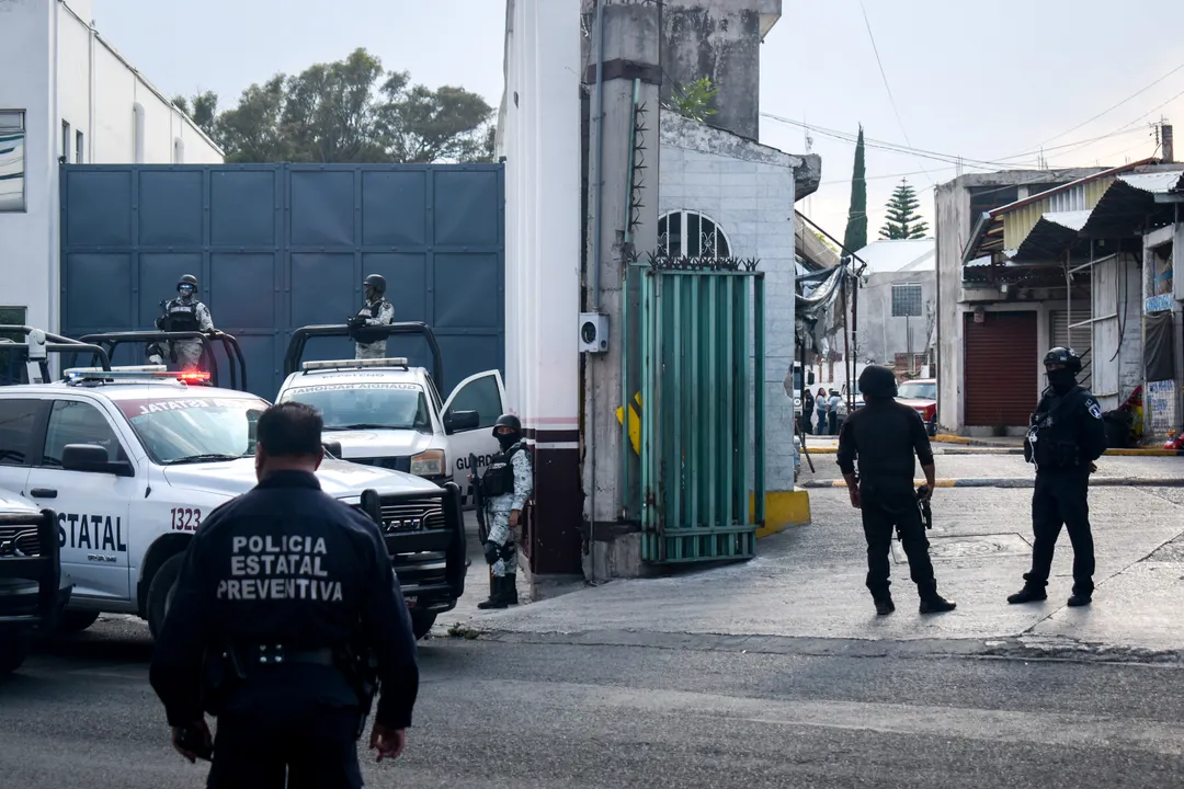 Operativo dentro del Tianguis de la Cuchilla