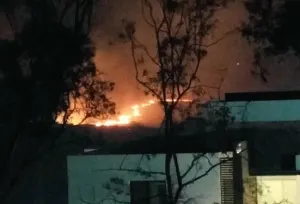 Incendio consume pastizales en Periférico con dirección a La Calera