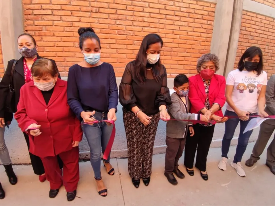 Ariadna Ayala inaugura obra educativa en Altavista