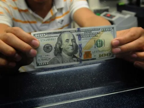 Ofertan el dólar en $18.62 en el AICM