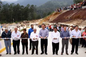 Moreno Valle entrega a serranos obras por más de 100 mdp