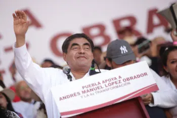 Una Comida Política, un Mensaje Abrumador y unas Selfies en Ayunas