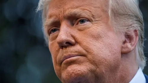 Trump reaparecerá el miércoles; visitará cementerio para conmemorar el Día de los Veteranos