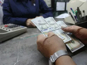 Dólar se vende hasta en 18.79 pesos en el AICM
