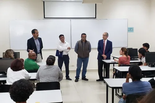 Esparza Ortiz dialoga con la comunidad universitaria de la Facultad de Ciencias Biológicas