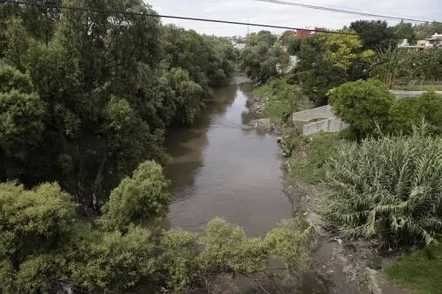 Tubos de descargas al Río Atoyac son cubiertos con vegetación para evadir a las autoridades