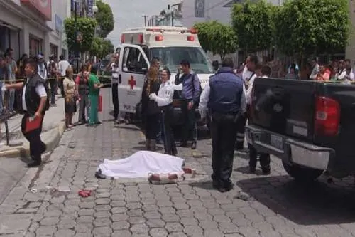 Microbús ocasiona la muerte de una mujer en Tehuacán