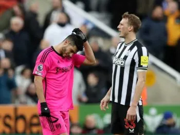Raúl Jiménez estropea su buen momento y se va expulsado al minuto 22 por un choque