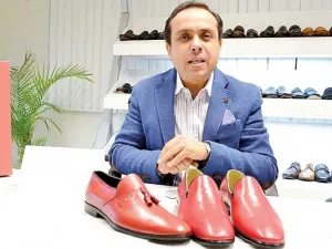 Diseñan zapatos del Papa; tradición desde León
