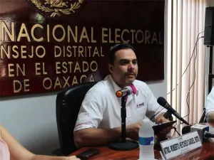 Maestros queman 11 mil boletas en Oaxaca