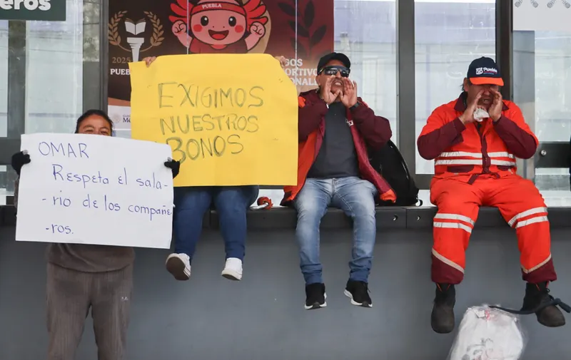 "Naranjitas" bloquean bulevar Valsequillo y exigen pago de bono atrasado 