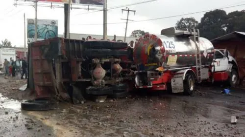 Tráiler se queda sin frenos e impacta a cinco autos en la México-Toluca; al menos 1 muerto