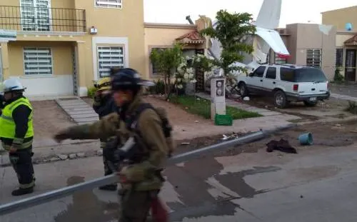 Se desploma avioneta sobre vivienda en Culiacán, hay cuatro muertos