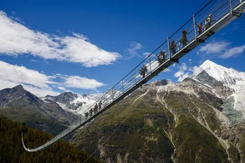 El puente colgante más largo del mundo inaugurado en Suiza (fotos)