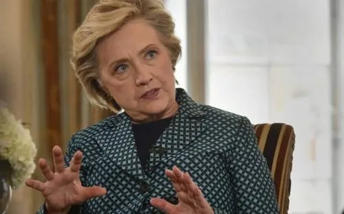 Clinton acusa a WikiLeaks de trabajar con Rusia y opacar videoescándalo de Trump