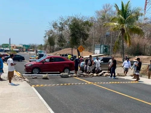 Pobladores bloquean aeropuerto de Huatulco por temor al Covid-19