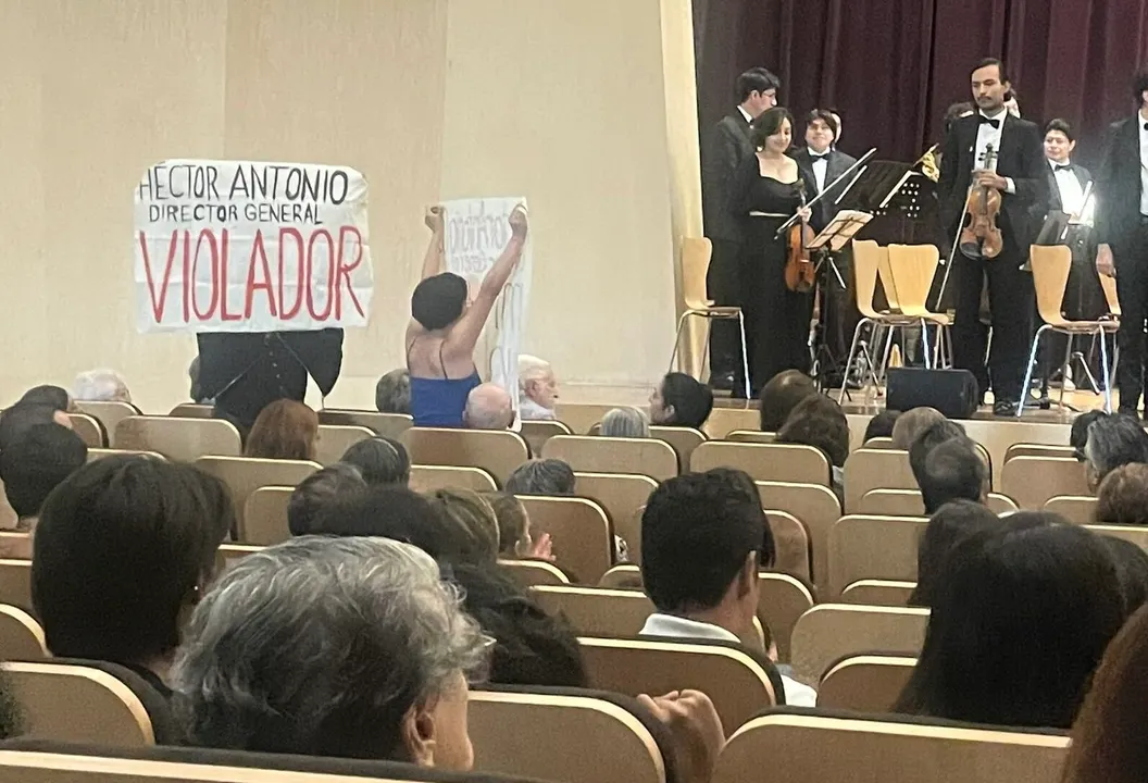 Protestan contra director de Orquesta Filarmónica de Puebla, lo acusan de violador