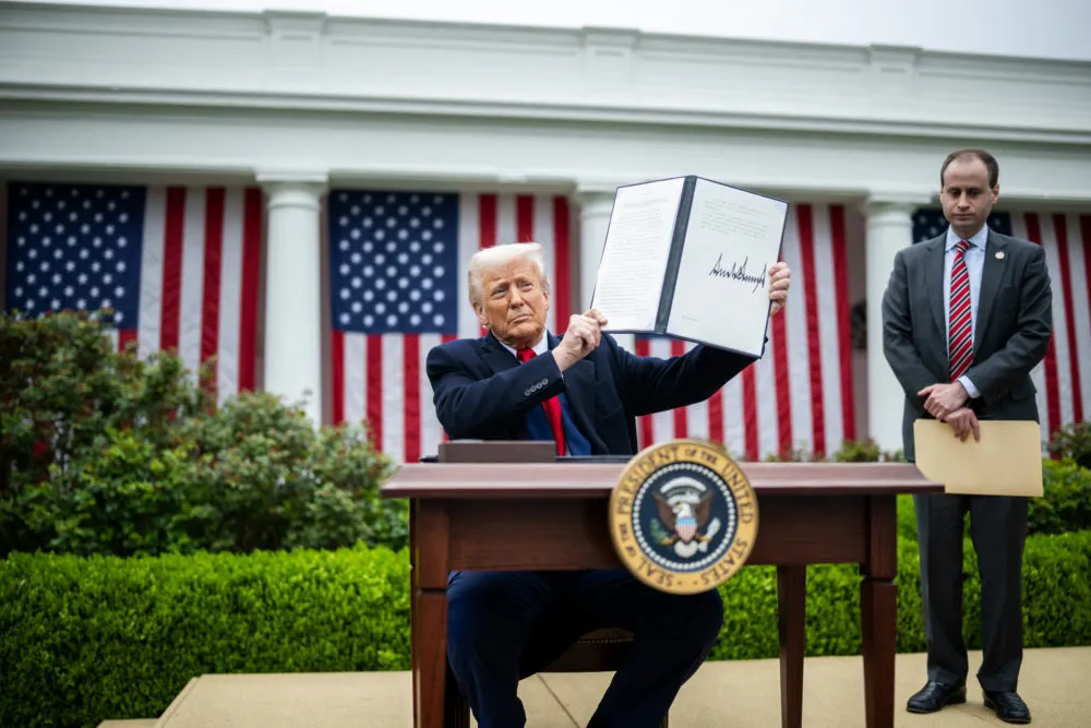 Trump exenta a México y Canadá de nuevos aranceles, pero mantiene restricciones