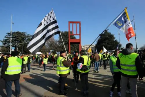 Chalecos amarillos realizan protesta en sede de la ONU en Ginebra
