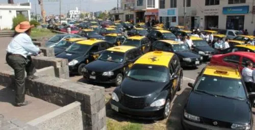 Políticos, exburócrata y notario, los propietarios de taxis en Puebla