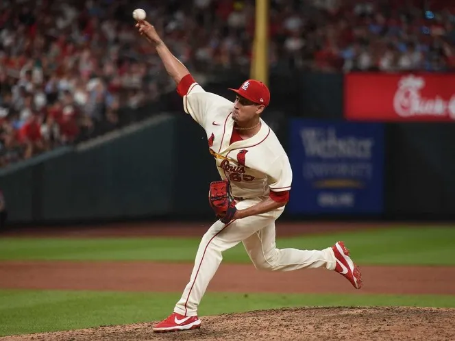 El sonorense Giovanny Gallegos comparte campo con leyendas