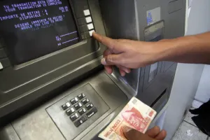Encuentran clonador de tarjetas en cajero Santander