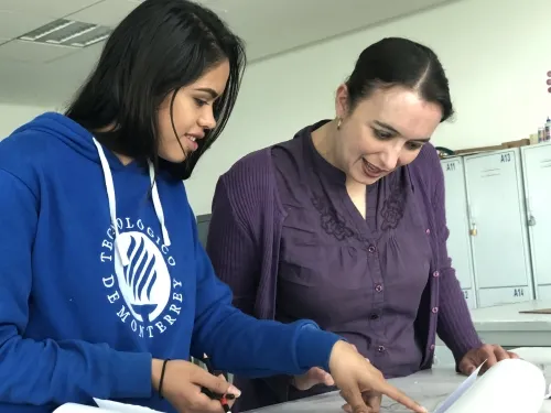 Plasma su pasión en trazos y obtiene reconocimiento arquitectónico