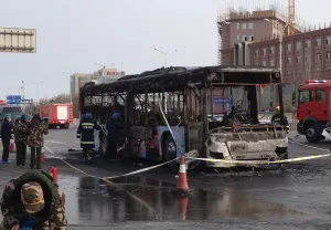 VIDEO: Hombre prende fuego a autobús en China; mueren 17
