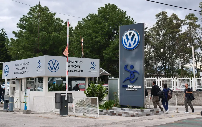 Empresa y sindicato de VW presentan nuevas propuestas; sin acuerdo, mañana estallaría la huelga