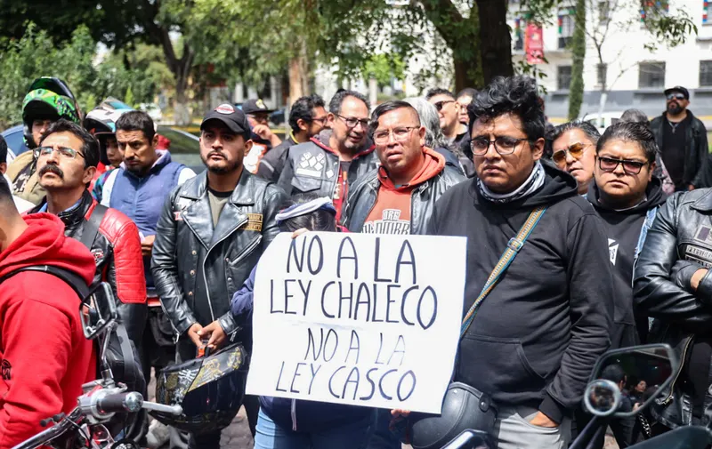 Cientos de motociclistas se manifiestan en el Congreso de Puebla contra la Ley Chaleco 