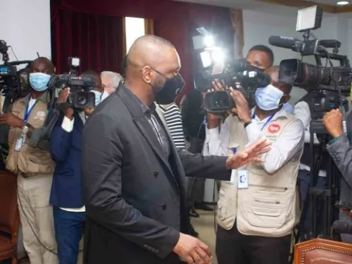 Hijo de expresidente de Angola es condenado por fraude