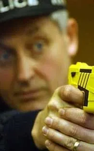 Policía acciona su pistola taser contra niño de 10 años