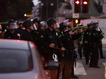 Arrestaron a más de 80 personas en segunda noche de toque de queda en Los Ángeles