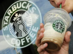 Starbucks responde a Trump: contratará a 10 mil refugiados