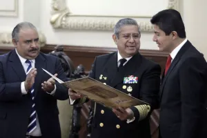 Rivera entrega copia de Cédula Real a secretario de Marina