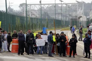 Padres de familia impiden paso del Metrobús en la Rivera Anaya