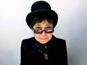 Yoko Ono exige a pescadores nipones detener matanza de delfines