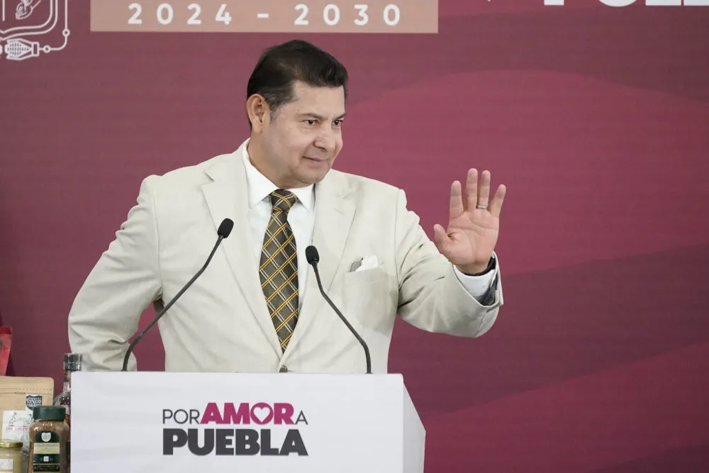 Alejandro Armenta. gobernador de Puebla