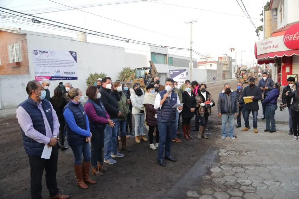 Eduardo Rivera supervisa avance de pavimentación en camino real
