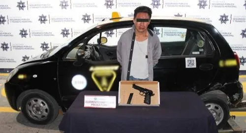 Recupera policía municipal de Puebla un taxi robado; hay una persona detenida