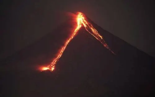 Evacuan a miles de personas en Filipinas por erupción de volcán Mayón