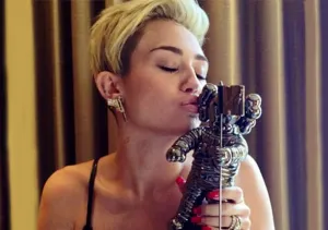 Lanzan spot de Miley Cyrus ?calentando? los MTV Awards