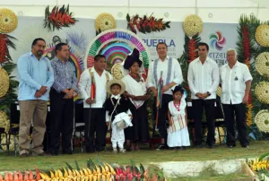 RMV corona a reina del Huipil en Cuetzalan; reitera compromiso con turismo