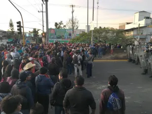 Se registra choque entre profesores y policías en Oaxaca