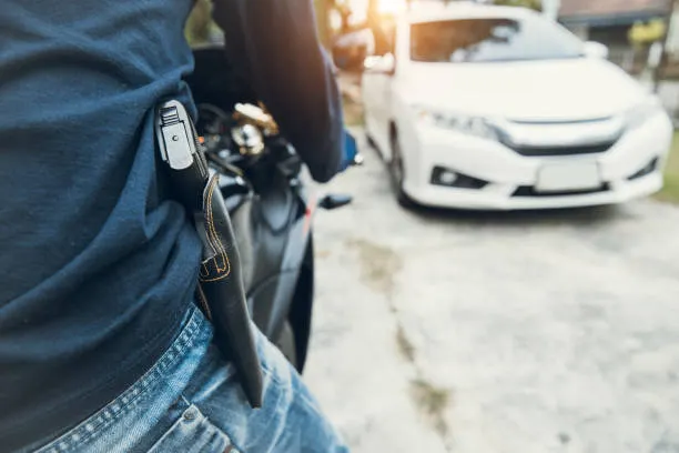 Ladrón con pistola en motocicleta