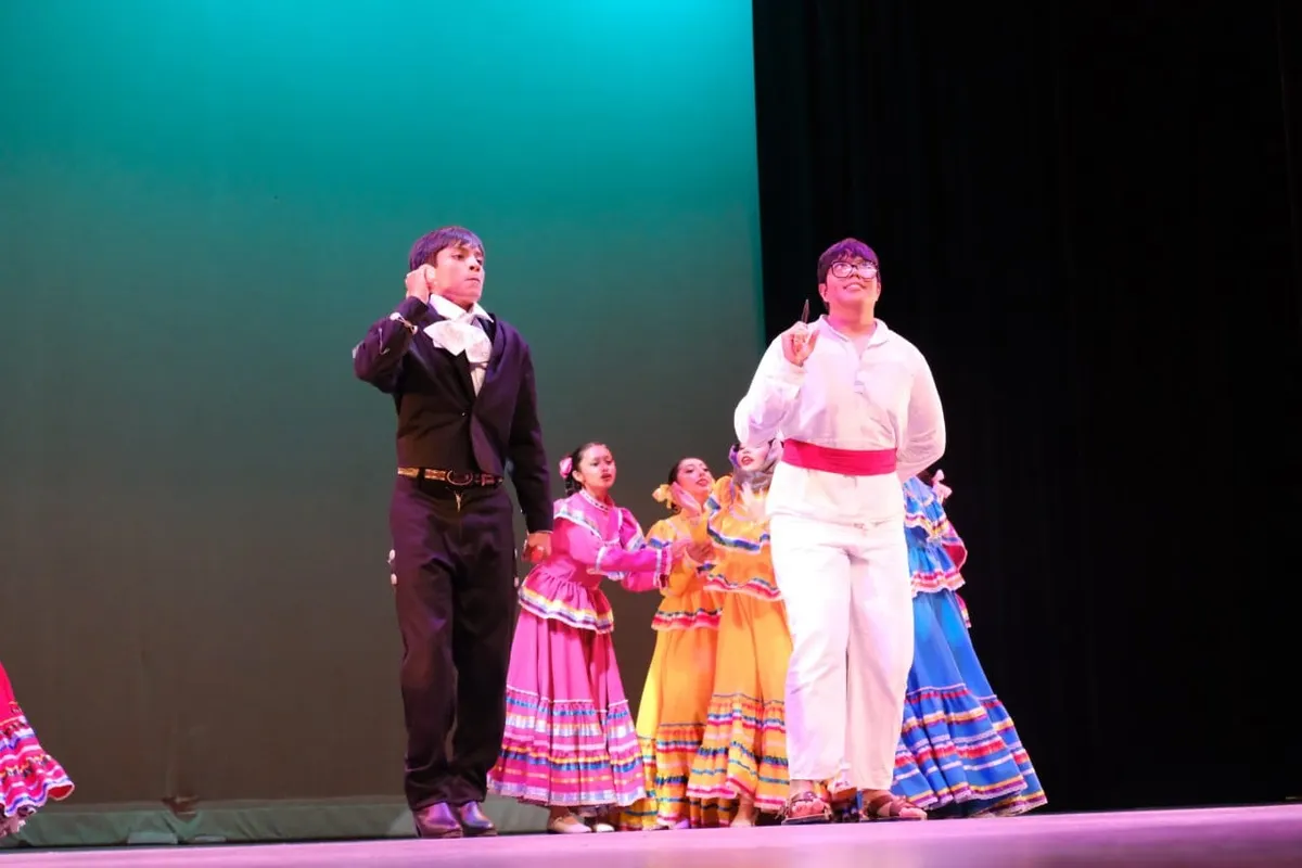 Juventudes de Puebla llevan la danza folclórica al escenario en concurso estatal