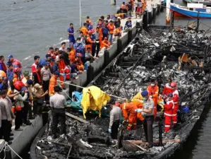 Incendio de ferry deja 23 muertos en Indonesia