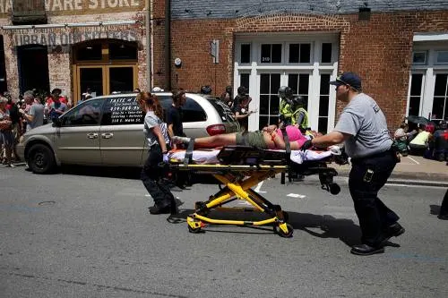 Auto embiste a varias personas en Virginia