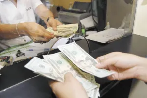 Dólar repunta y se dispara a 17.18 pesos al inicio de la jornada